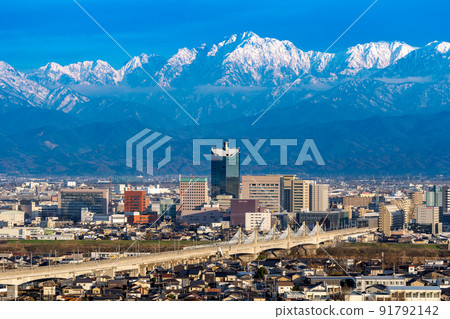 從吳羽山展望台眺望立山山脈和北陸新幹線高架橋的富山市中心 91792142