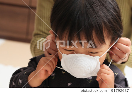 A child with a mask 91792687