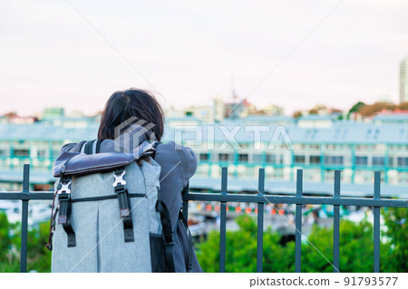 一個人看海外建築的背影 91793577