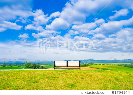 北海道夏日天空和美瑛山景 91794144