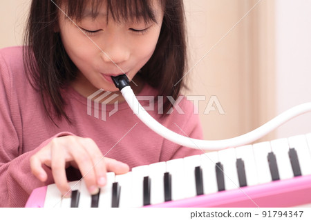 彈鍵盤口琴的女孩 91794347