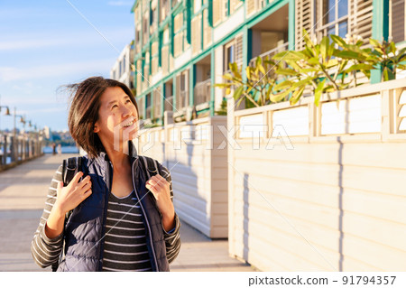 一個女人在時髦的建築裡走來走去，上半身 91794357