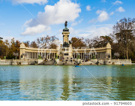 Lake, boats and the Alfonso XII monument in the Buen Retiro Park, the largest public garden in Madrid, Spain 91794603