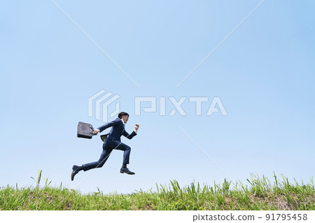 在戶外跑步的商人 91795458