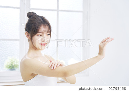 一個在客廳裡照顧她的手臂的女人 91795468