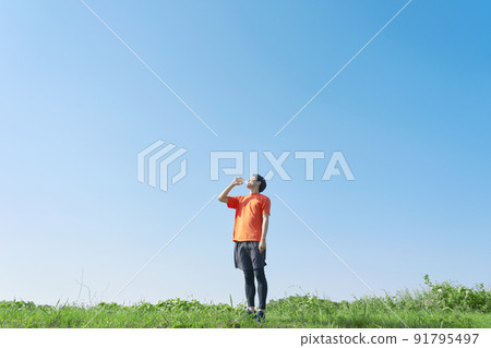Men hydrating while exercising outdoors Men hydrating while exercising outdoors 91795497