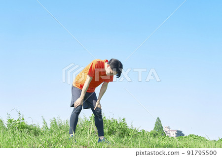 一個在戶外運動時感到疲倦的人 91795500