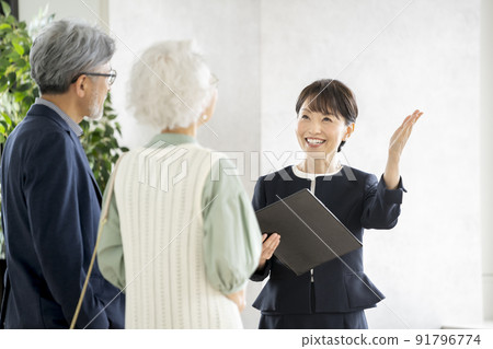 Senior couple and middle-aged saleswoman Senior couple and middle-aged saleswoman 91796774