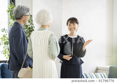 Senior couple and middle-aged saleswoman 91796776