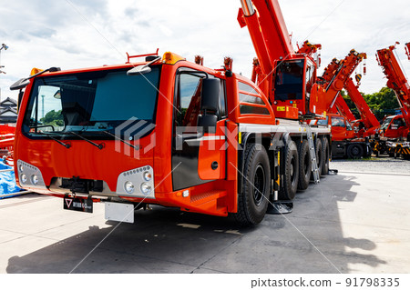 Self-propelled crane Rough terrain crane Self-propelled crane Rough terrain crane 91798335