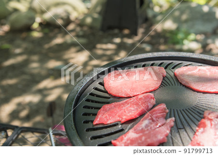 [在汽車露營地獨自露營，在烤肉盤上烤牛肉] 91799713