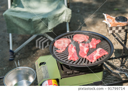 [在汽車露營地獨自露營，在烤肉盤上烤牛肉] 91799714