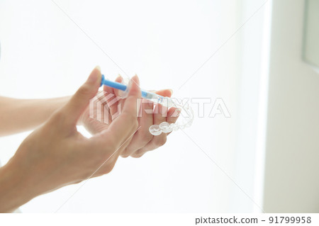 做家庭美白的婦女 做家庭美白的婦女 91799958