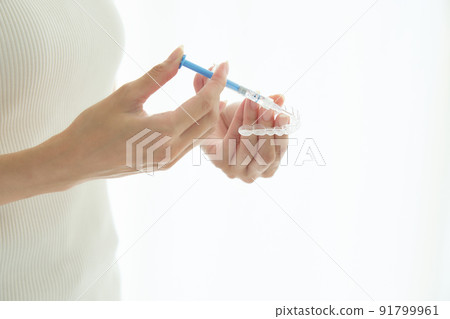 做家庭美白的婦女 91799961