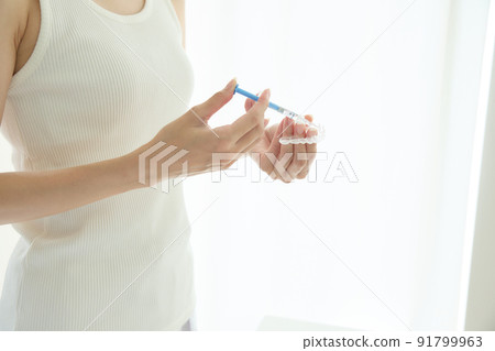 做家庭美白的婦女 做家庭美白的婦女 91799963