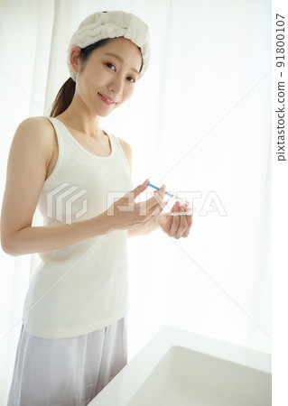 Women doing home whitening 91800107