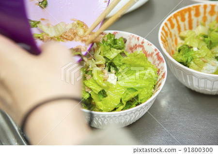 Tuna and lettuce salad 91800300