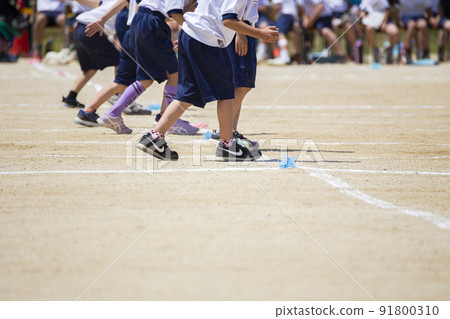 Athletic meet: Foot race in the lower grades of elementary school Athletic meet: Foot race in the lower grades of elementary school 91800310