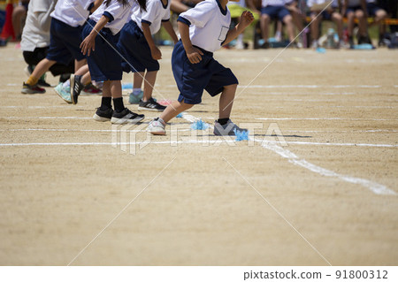 PTA committee member taking pictures at the athletic meet 91800312