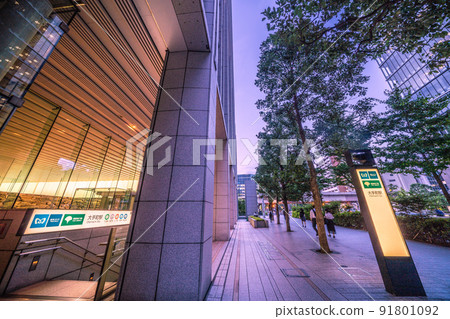 日本東京城市景觀、毗鄰經團聯的大手町站(入口 C2b)、辦公樓等 = 7 月 8 日 日本東京城市景觀、毗鄰經團聯的大手町站(入口 C2b)、辦公樓等 = 7 月 8 日 91801092