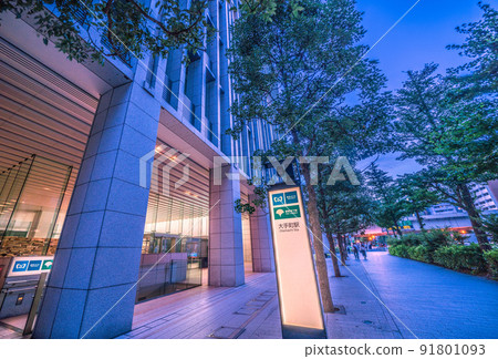 日本東京城市景觀、毗鄰經團聯的大手町站（入口 C2b）、辦公樓等 = 7 月 8 日 91801093