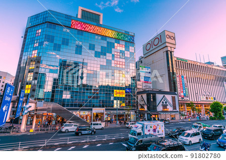日本東京城市景觀，如錦系町站前建築中映出的東京天空樹 91802780