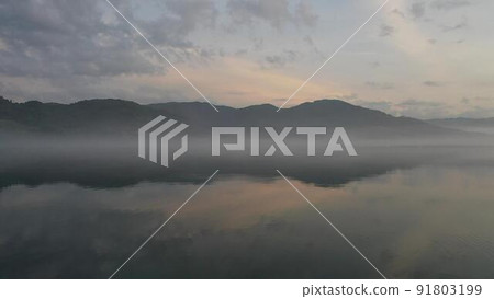 從東廣島市風早的大芝島拍攝了對岸的霧靄和夢幻般的風景的航拍照片。 從東廣島市風早的大芝島拍攝了對岸的霧靄和夢幻般的風景的航拍照片。 91803199