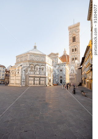Morning view on empty Cathedral square in Florence 91804077