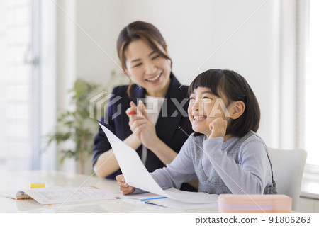 對補習班考試結果感到滿意的女小學生 對補習班考試結果感到滿意的女小學生 91806263