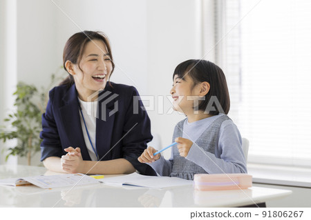 Elementary school girl studying at a cram school 91806267