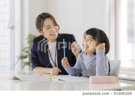 在補習班學習的小學生 91806269