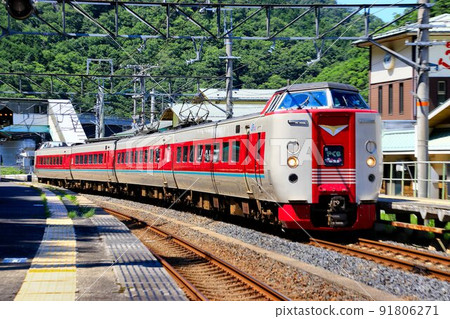 到八雲站在初夏的陽光下的出雲國...“特快八雲”系列381 91806271