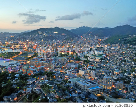 從 Nabekanzan 天文台上空鳥瞰長崎市夜景 從 Nabekanzan 天文台上空鳥瞰長崎市夜景 91808830