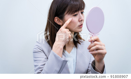 擔心皮膚狀況的女性 91808907