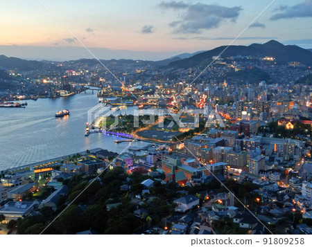 從 Nabekanzan 天文台上空鳥瞰長崎港的夜景 從 Nabekanzan 天文台上空鳥瞰長崎港的夜景 91809258