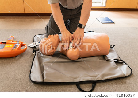 Emergency lifesaving class How to use AED Emergency lifesaving class How to use AED 91810057