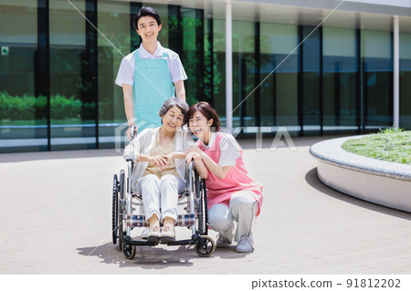 Senior woman in a wheelchair and long-term care staff shooting cooperation "LINK FOREST" 91812202