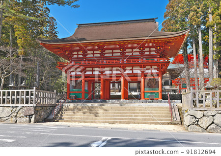 [Koyasan Danjo Garan Chumon] (High resolution version) Koyasan, Koya-cho, Ito-gun, Wakayama Prefecture 91812694