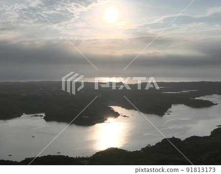 從桐垣展望台鳥瞰三重縣英虞灣日出 91813173