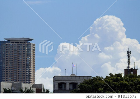 Building and cumulonimbus 91813572