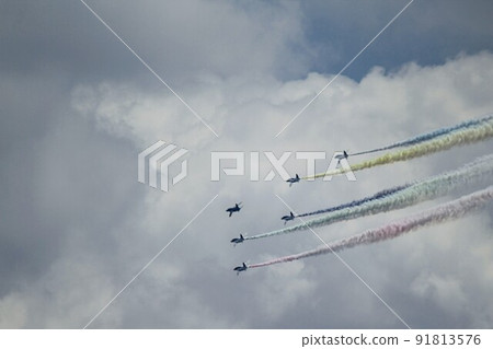 Fighter that raises color smoke 7 91813576