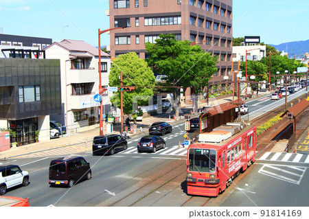 Toyohashi City, a landscape where many cars and trams run 91814169