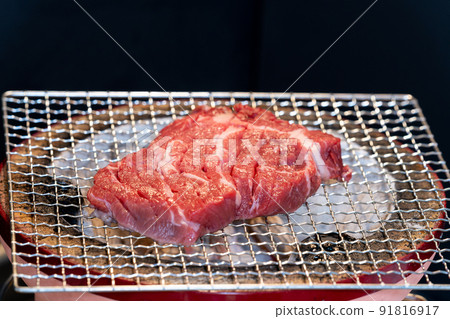 "Steak" grilled on a shichirin (bincho charcoal) Australian beef shoulder loin pond steak 91816917