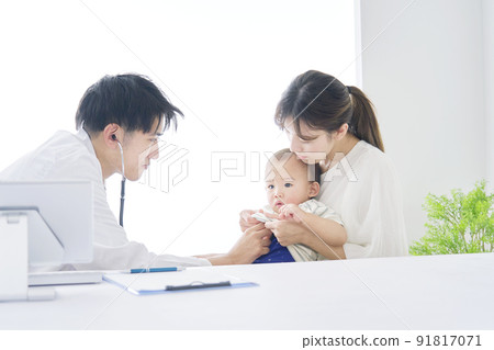 Doctor examining the baby 91817071