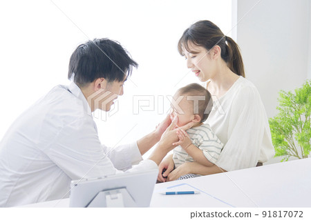 Doctor examining the baby 91817072