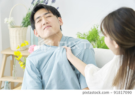 A woman who grabs a man's chest in the living room A woman who grabs a man's chest in the living room 91817090