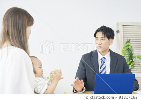 母親與拜訪銷售人員交談 91817162