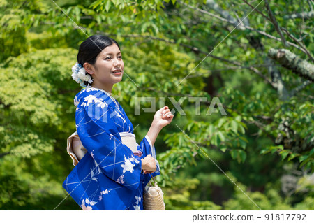 走在日本花園裡的和服女人 走在日本花園裡的和服女人 91817792