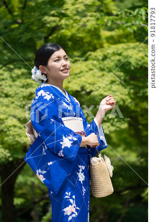 走在日本花園裡的和服女人 走在日本花園裡的和服女人 91817793
