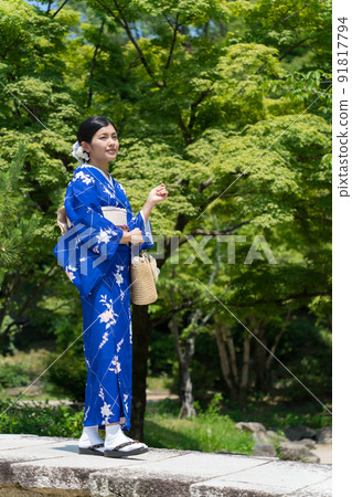 走在日本花園裡的和服女人 走在日本花園裡的和服女人 91817794